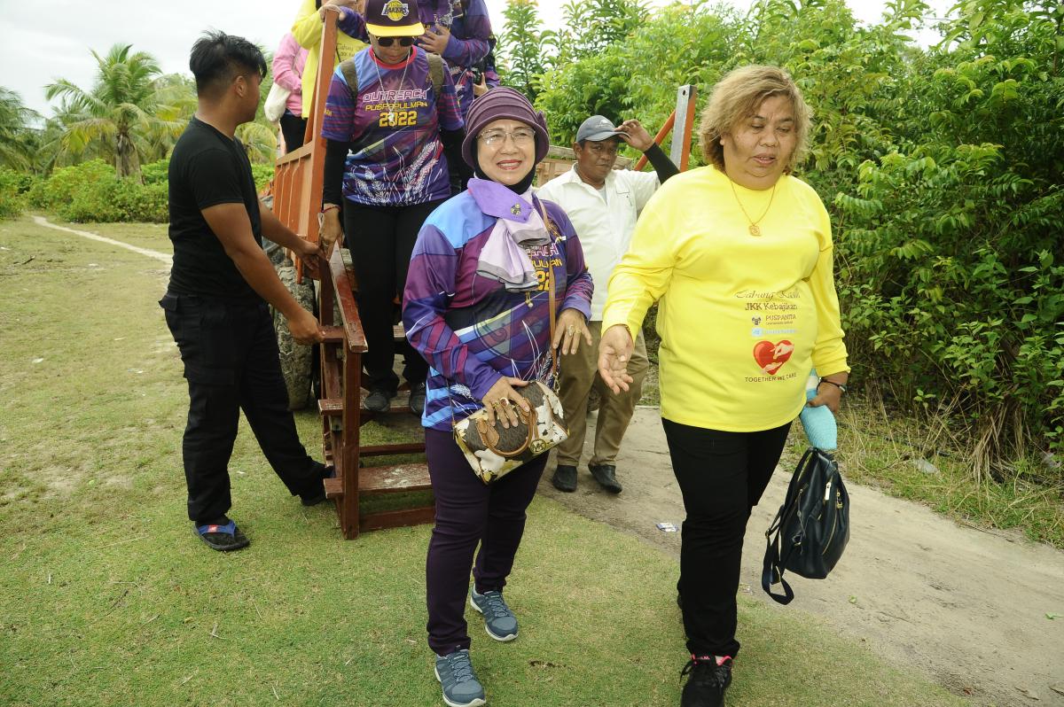 Bertolak ke perkampungan Kg, Padang, Pulau Mantanani dengan berjalan kaki