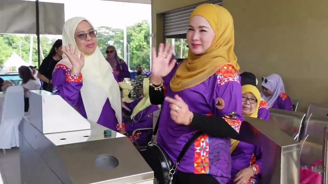 Embedded thumbnail for MAGICAL TRAIN RIDE WITH TOH PUAN